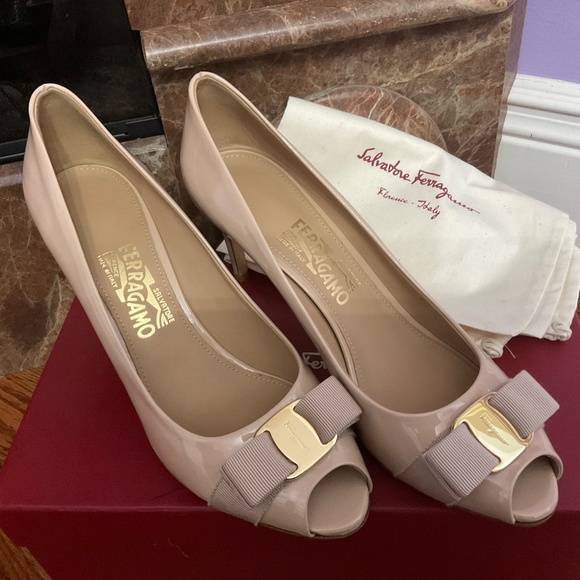 Salvatore Ferragamo Vara Patent Leather Bow Pumps !! - Picture 4 of 7